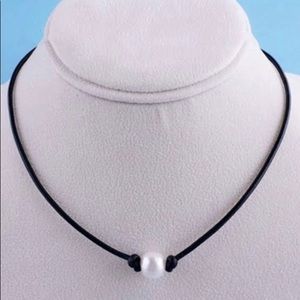 Single pearl black stringed choker